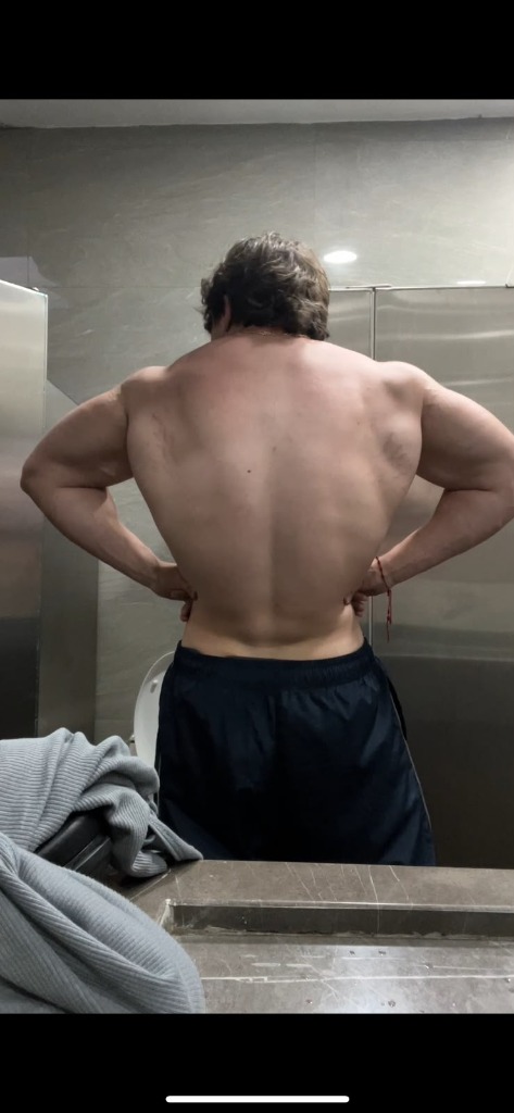 Espalda de atleta en el gimnasio